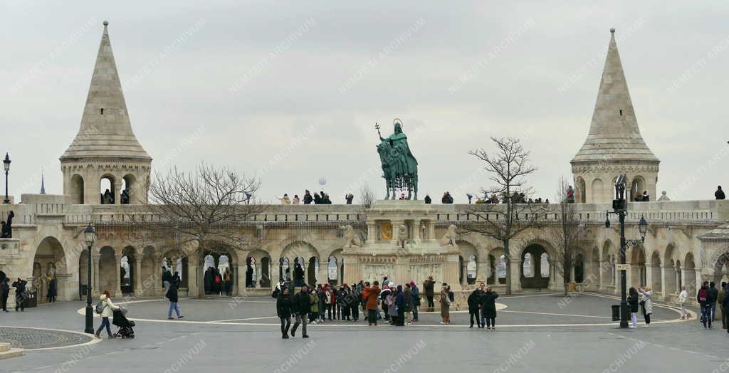 Idegenforgalom - Budapest - Turisták a Halászbástyánál