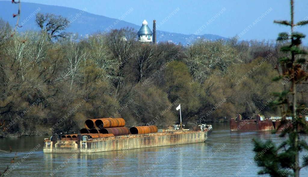 Tájkép - Budapest - Acélcsöveket szállító uszály a Dunán