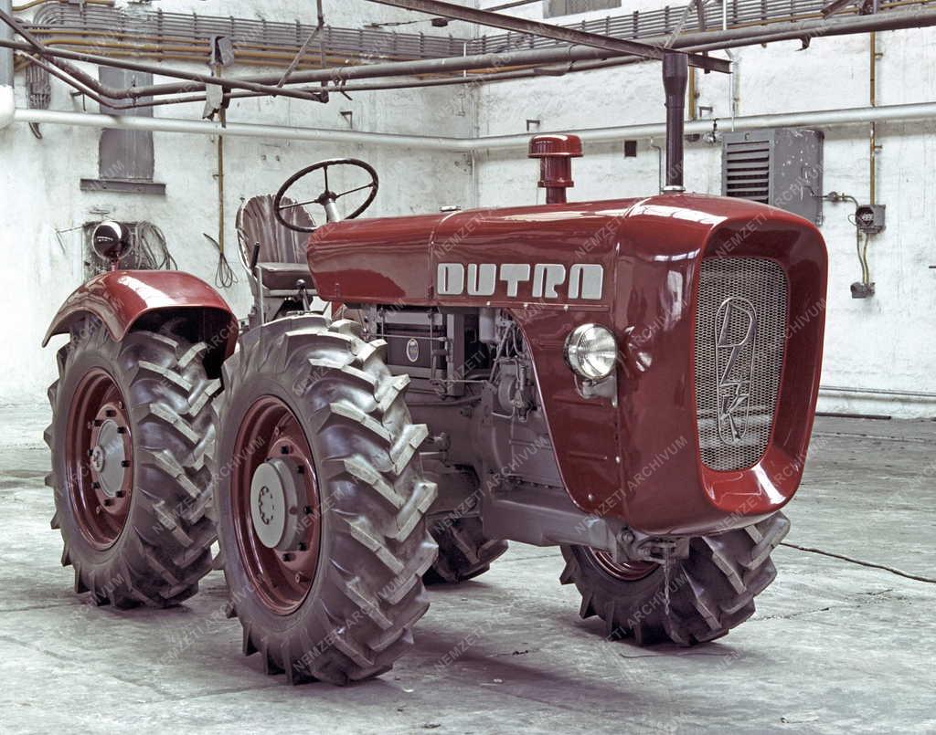 Járműipar - Dutra D4K traktor