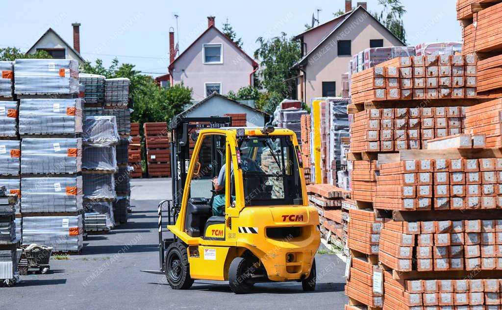 Kereskedelem - Debrecen - Építőipari termékek a Gulyás Tüzép GSV Kft-ben