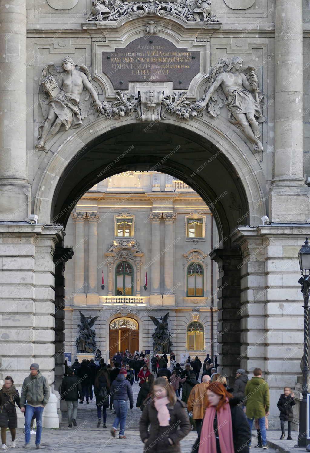 Városkép - Budapest - Turisták a Budai Várban