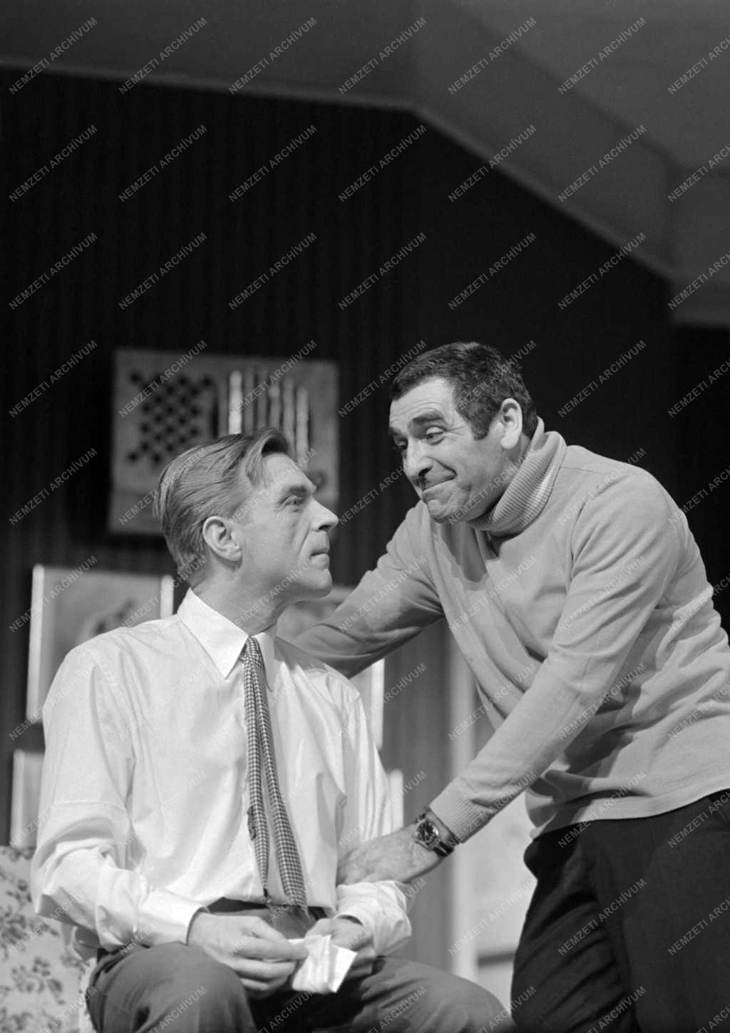 A Pesti Színház január 6-án mutatja be Neil Simon: „Furcsa pár” c. vígjátékát. Rendező: Várkonyi Zoltán.