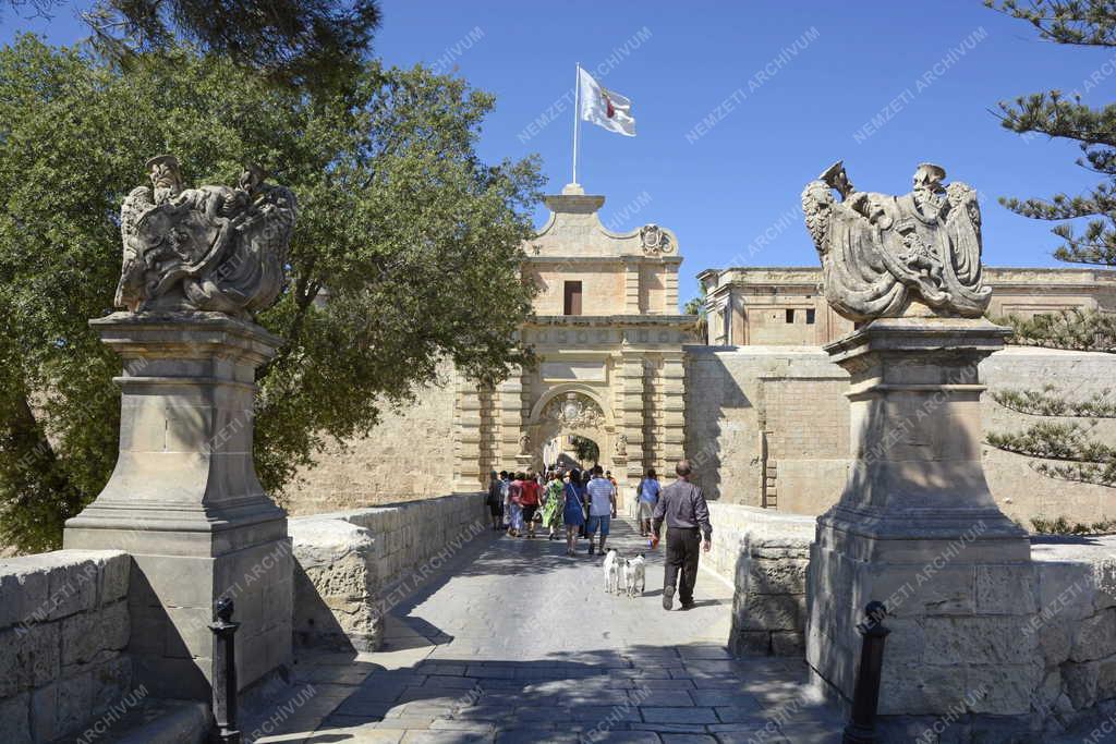 Idegenforgalom - Mdina - Turisták a városkapunál