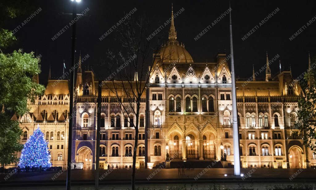 Városkép - Budapest - A Parlament esti kivilágításban