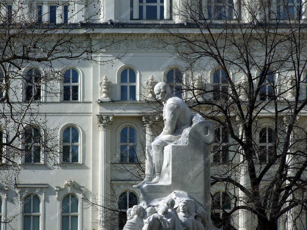 Köztéri szobor - Budapest - Vörösmarty a Gerbeaud-ház előtt