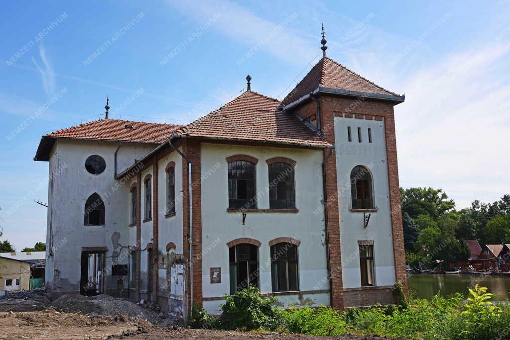 Idegenforgalom - Szőnyeggyárból lesz négycsillagos szálloda Békésszentandráson