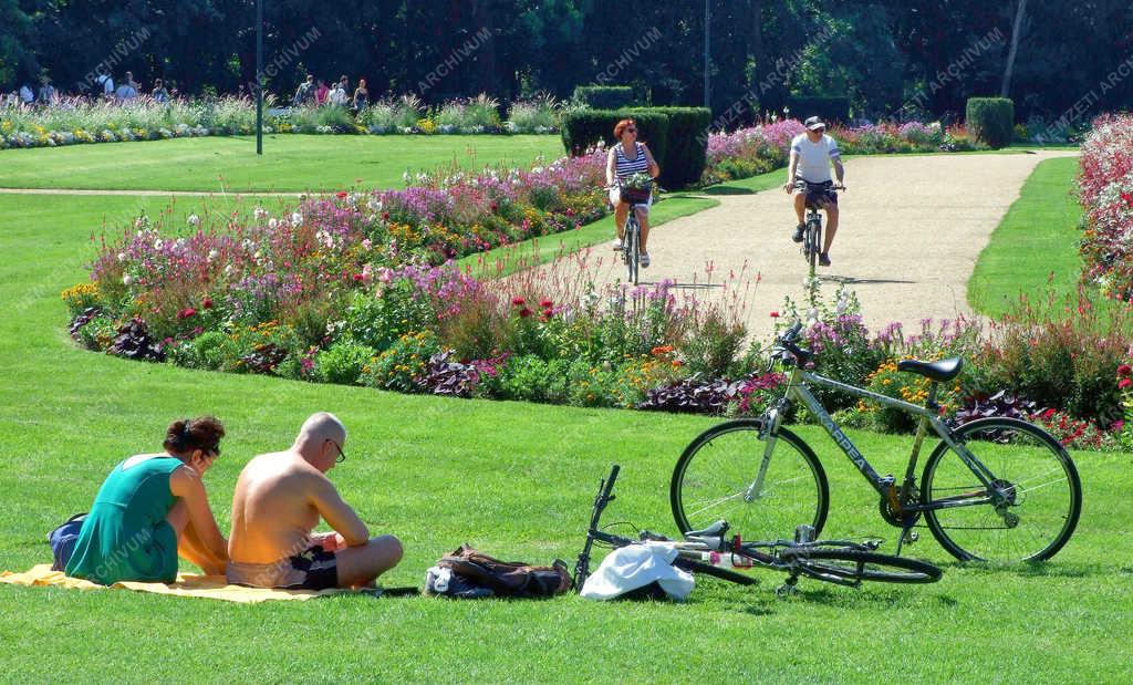 Szabadidő - Budapest - Pihenő fővárosiak a Margitszigeten