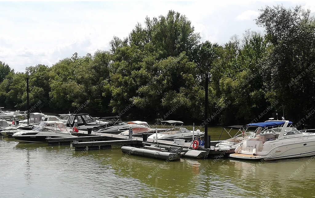 Vízi közlekedés  - Sződliget - A Wiking Yacht Club kikötője