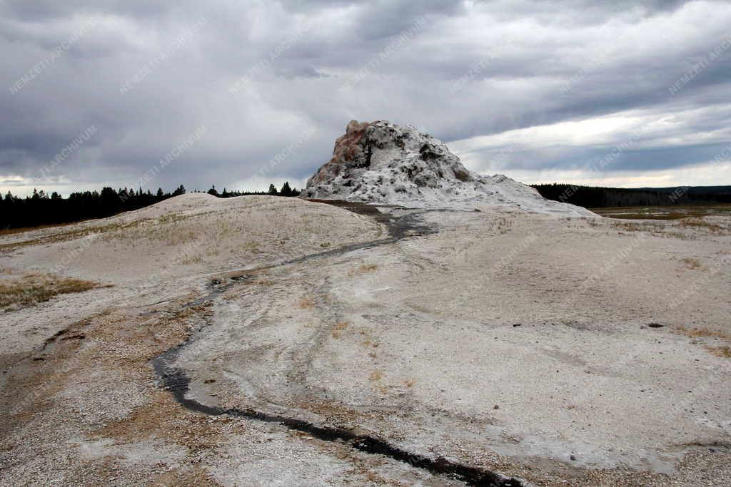 Természet - Gejzír a Yellowstone Nemzeti Parkban