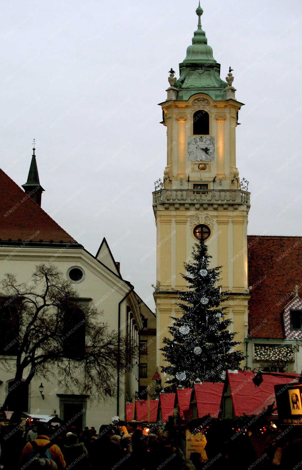 Városkép - Pozsony - A régi Városháza és a Fő tér részlete