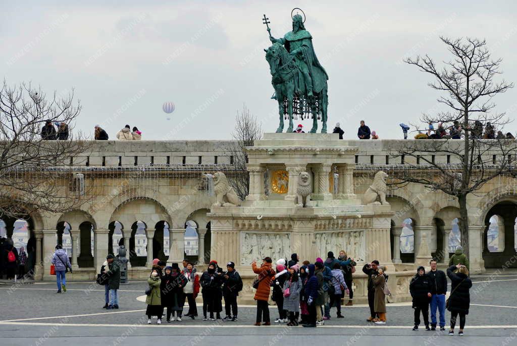 Idegenforgalom - Budapest - Turisták a Halászbástyánál