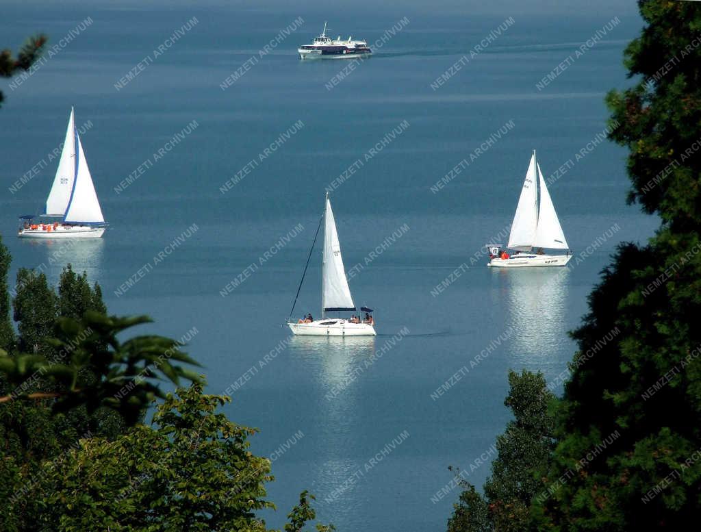 Tájkép - Tihany - Vitorlások és személyhajó a Balatonon