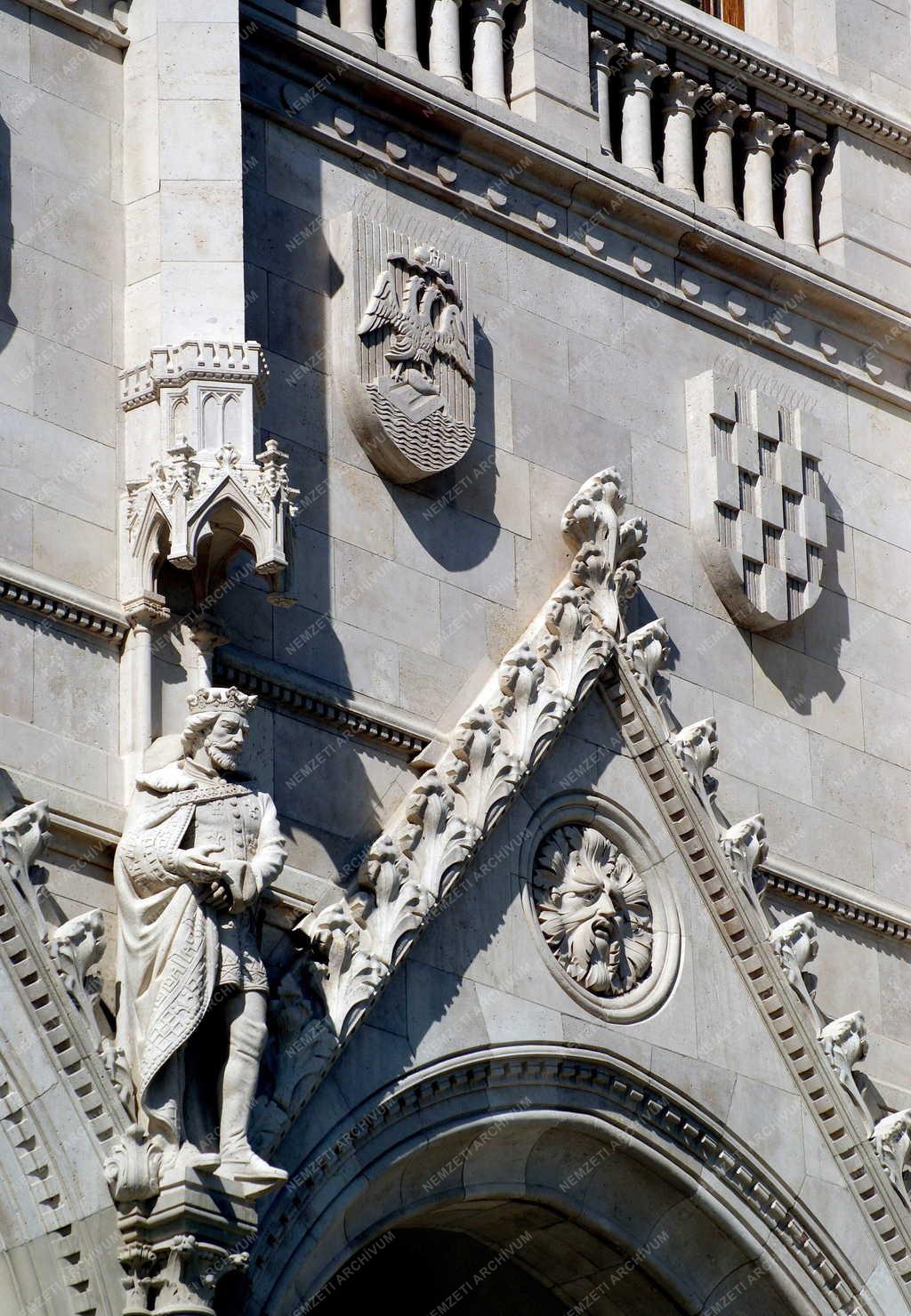 Épület - Budapest - Nagy Lajos szobra a Parlament homlokzatán