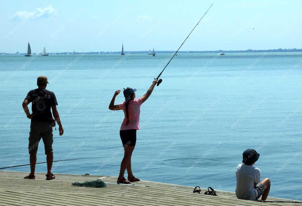 Életkép - Balatonfüred - Fiatal horgász a Balatonnál