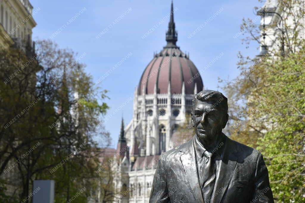 Városkép - Budapest - Ronald Reagan egykori amerikai elnök szobra