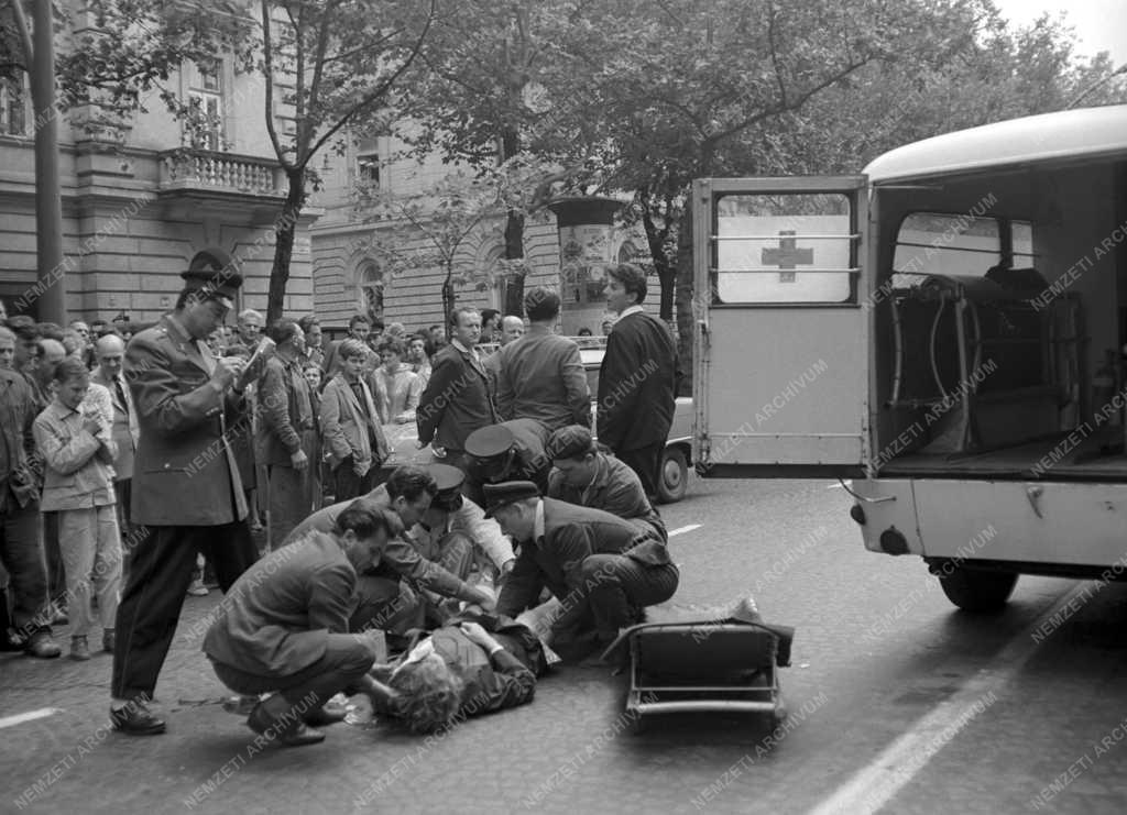 Baleset - Szabálytalankodó gyalogost gázoltak el a fővárosban