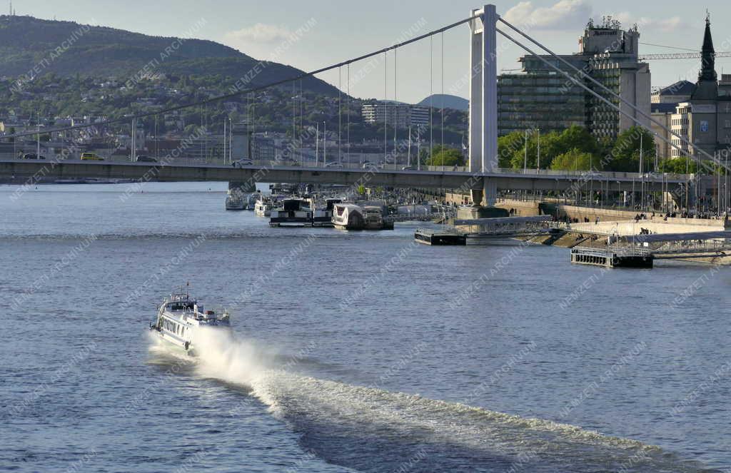 Közlekedés - Budapest - Szárnyashajó a Dunán