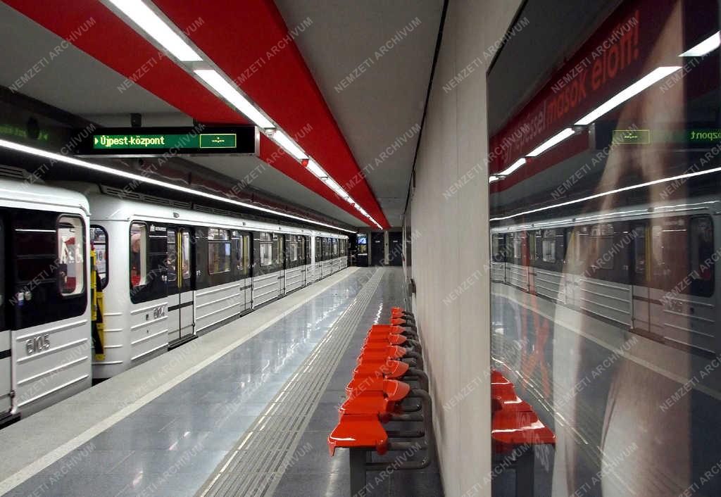 Közlekedés - Budapest - A hármas metró egyik felújított állomása