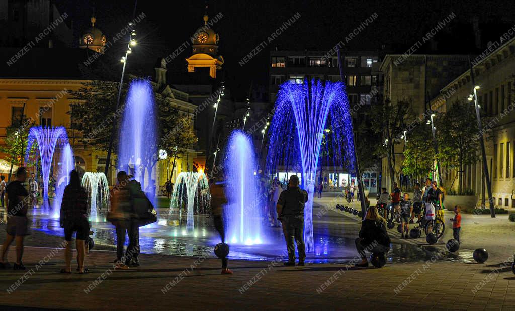 Városkép - Debrecen - Dósa nádor tér esti kivilágításban