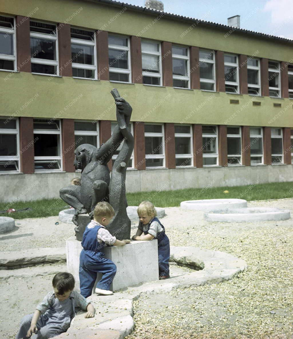 Életkép - Bölcsőde az óbudai kísérleti lakótelepen