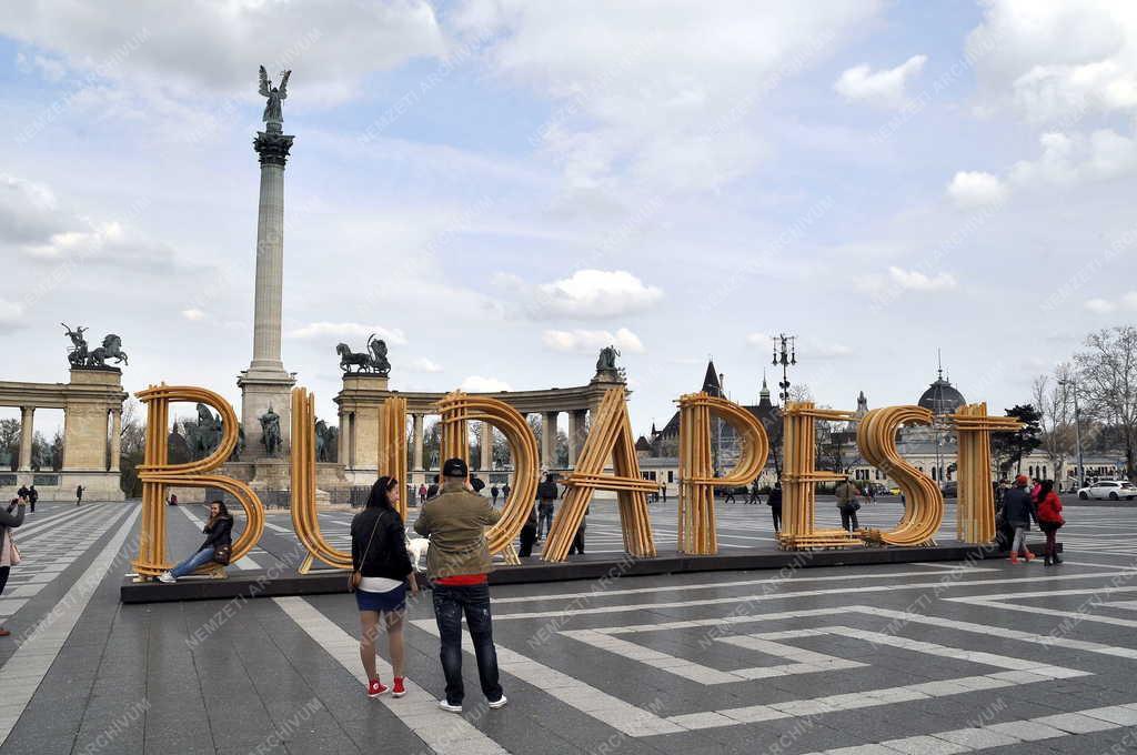 Idegenforgalom - Budapest - Térplasztika a Hősök terén