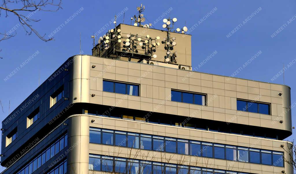 Távközlés - Budapest - Parabola-antennák toronyépületen