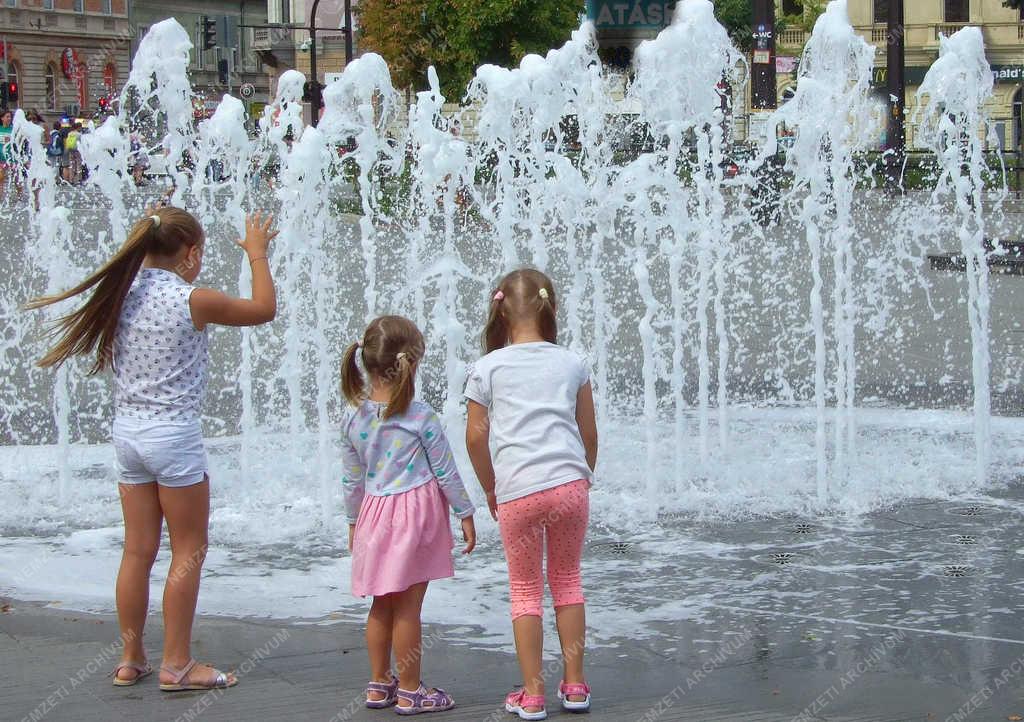 Időjárás - Budapest - Kánikulában a szökőkút vízfüggönyénél