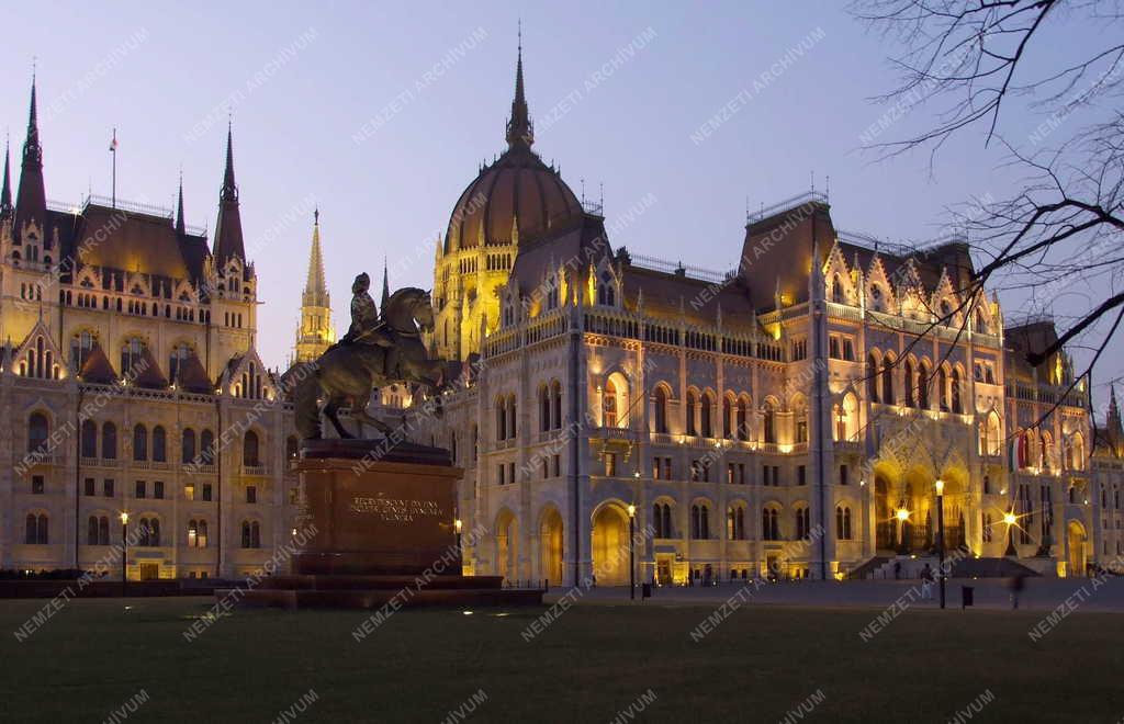 Műalkotás - Budapest - II. Rákóczi Ferenc szobra a Parlament