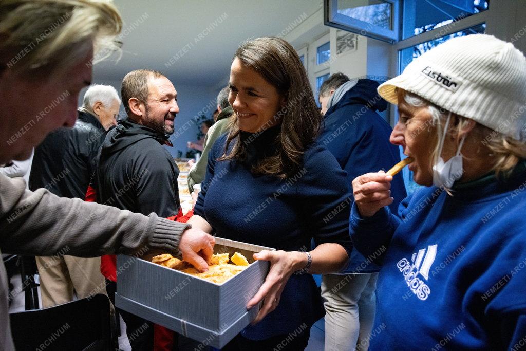 Hajléktalanoknak készített ajándékcsomagokat Novák Katalin