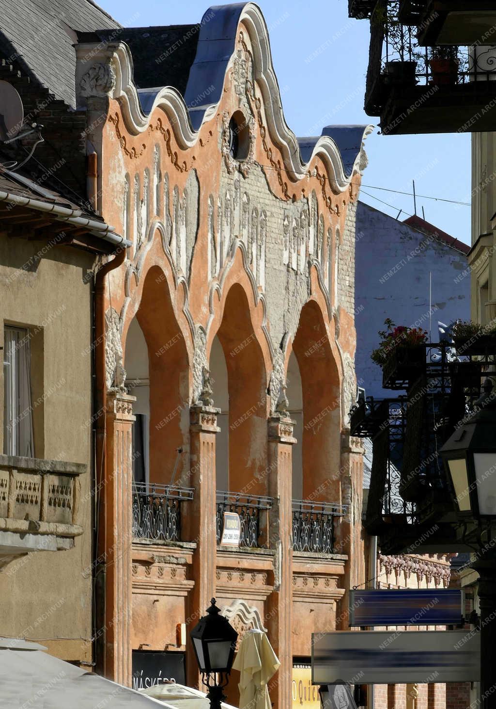 Műemlék épület - Székesfehérvár - A szecessziós Pávás-ház