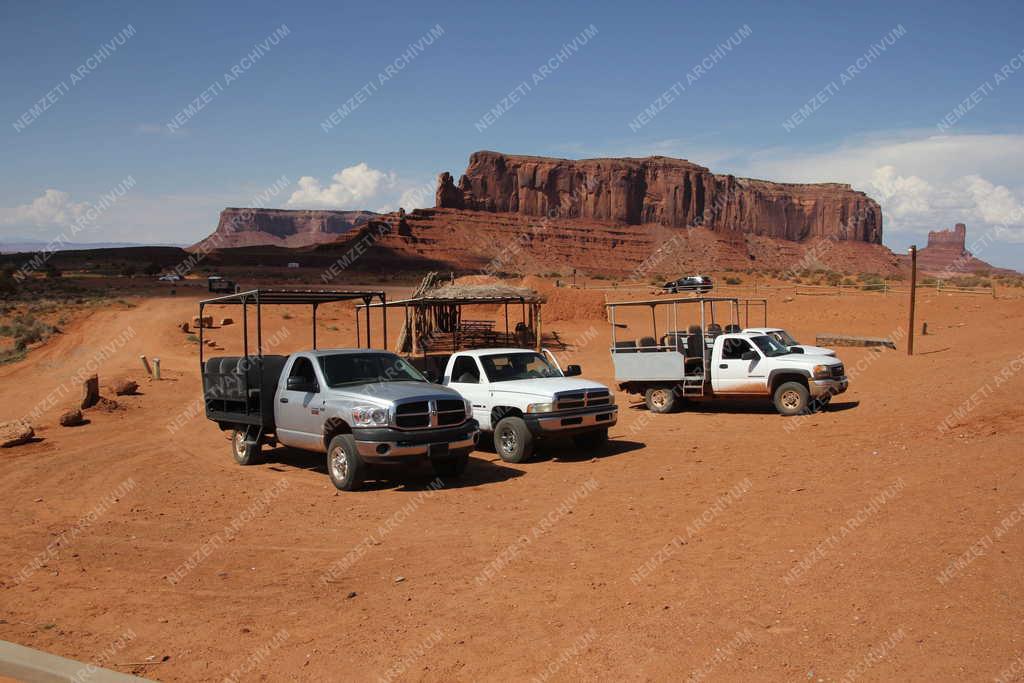 Turizmus - Várakozó gépkocsik a Monument Valley előtt