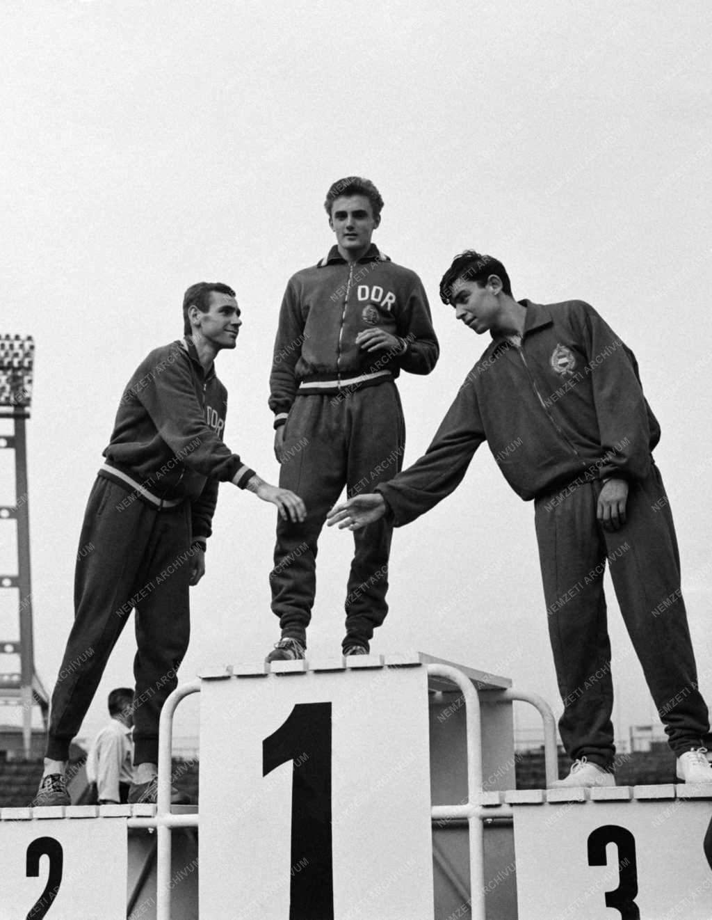 Sport - Magyar-NDK férfi utánpótlás válogatottak atlétikai viadal a Népstadionban