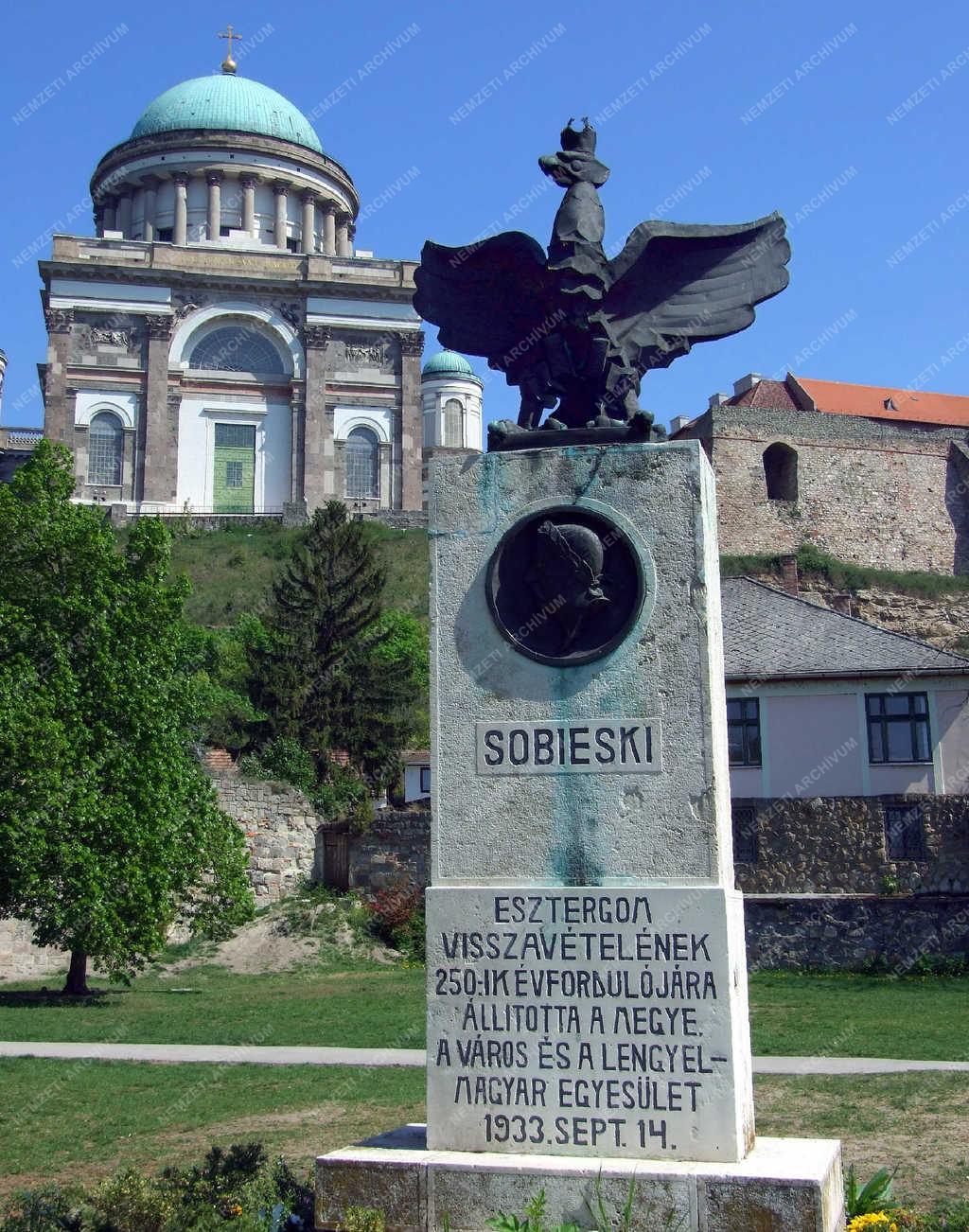 Városkép - Esztergom - Sobieski-emlékmű a Vízivárosban