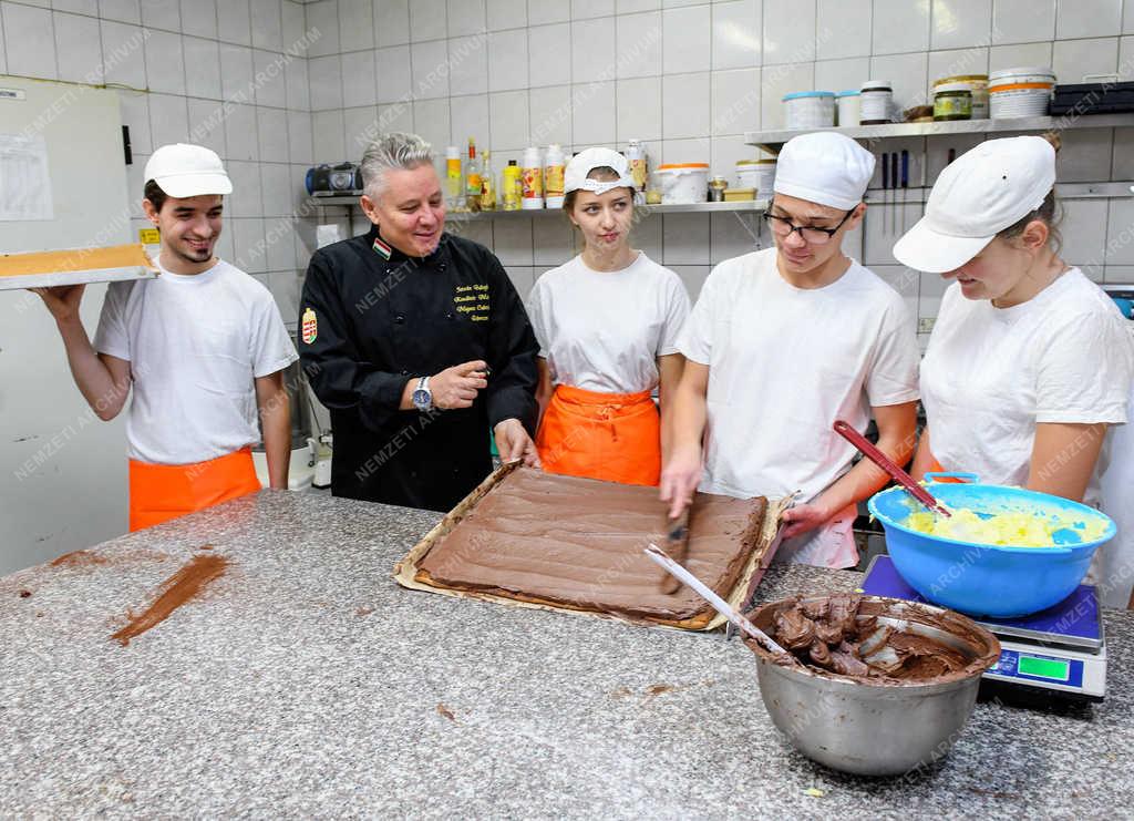 Szakképzés - Debrecen - Cukrász tanulók gyakorlaton