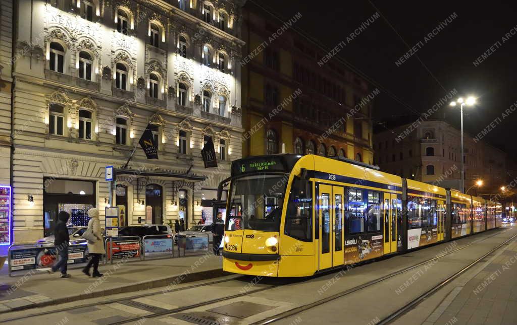 Közlekedés - Budapest - Villamos esti felvételen