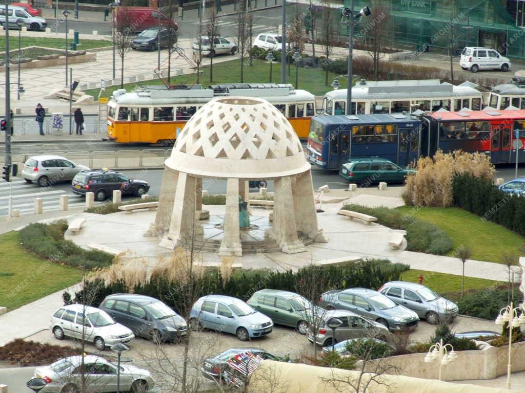 Budapest - A Szent Gellért tér a forrásházzal