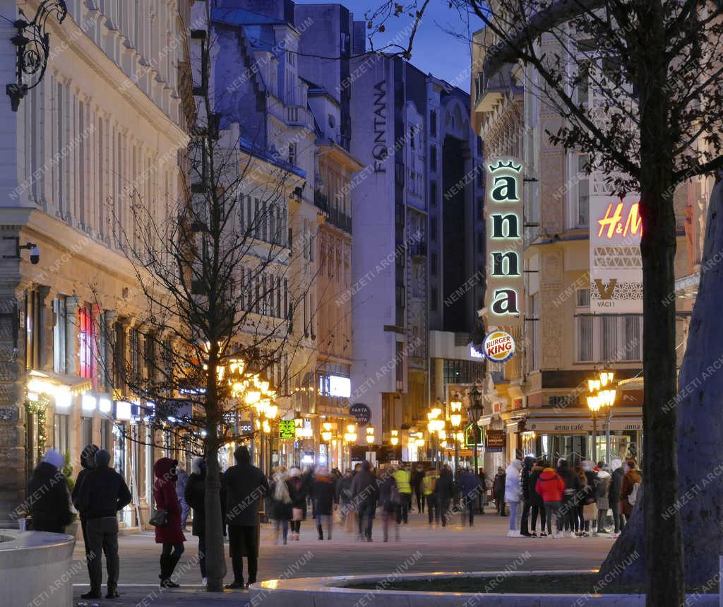 Városkép - Budapest - Este a Váci utcában