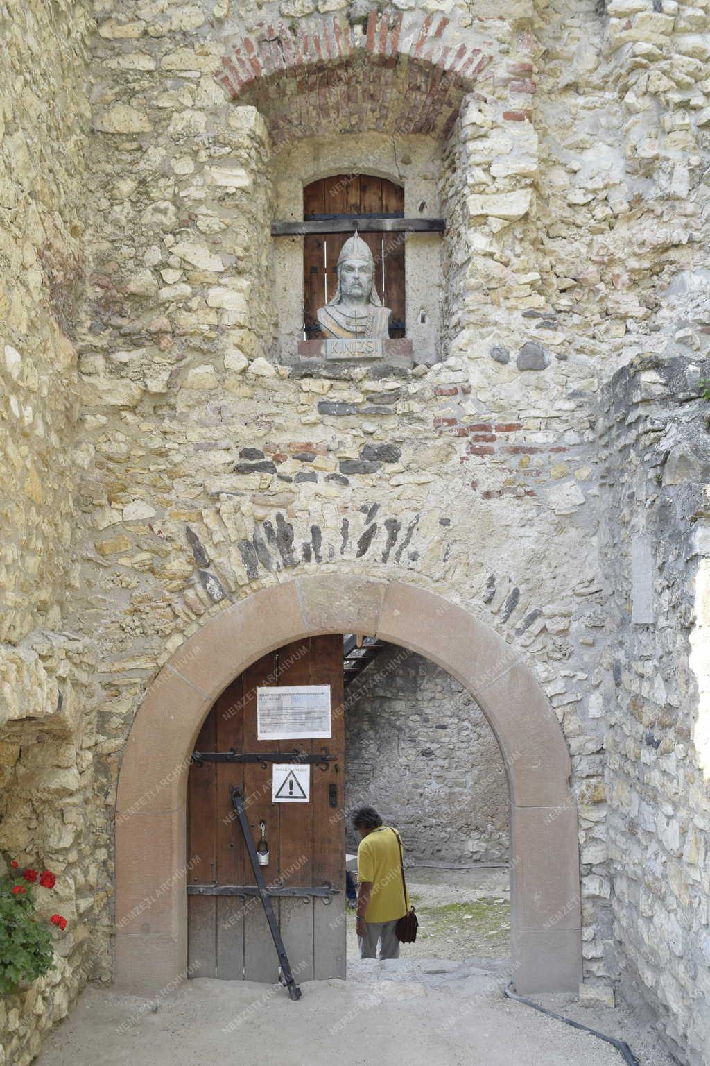 Település - Nagyvázsony - Kinizsi-vár
