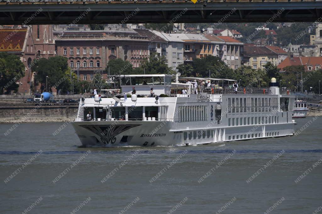 Vízi közlekedés - Budapest - Üdülőhajó