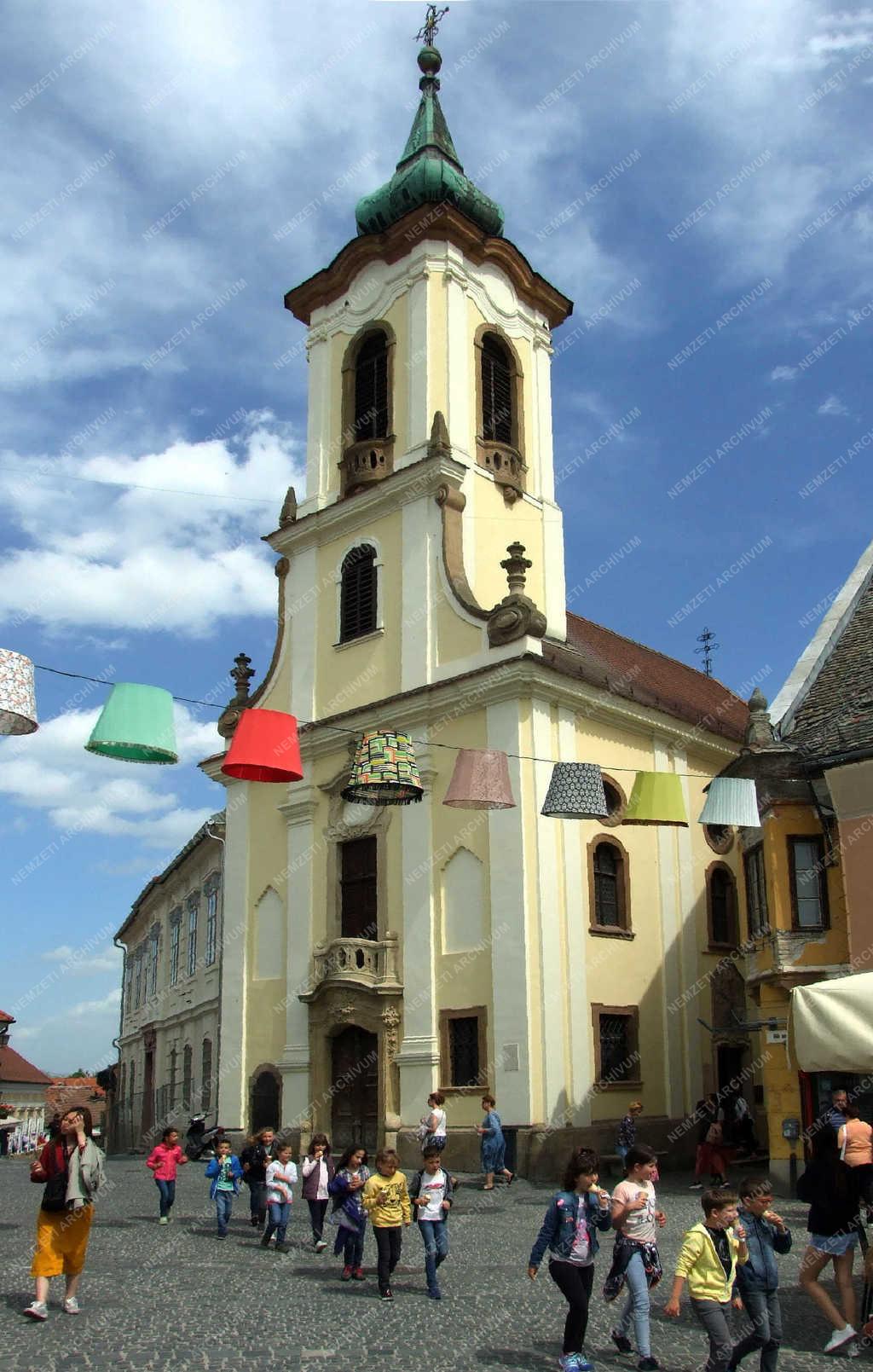 Városkép - Szentendre - Iskolások a Blagovestenszka templom előtt