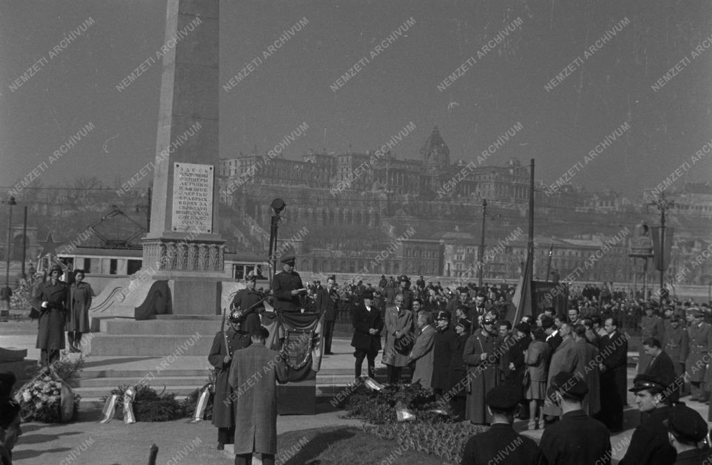 A FELSZAB. ÉVF. Vigadó tér