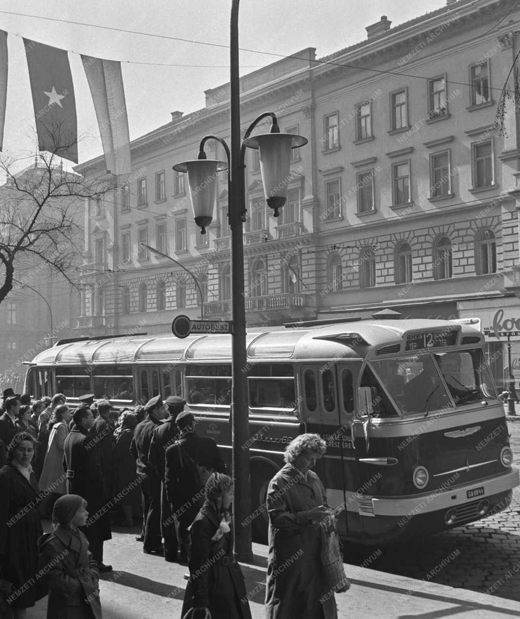 Közlekedés - Új buszok Budapesten