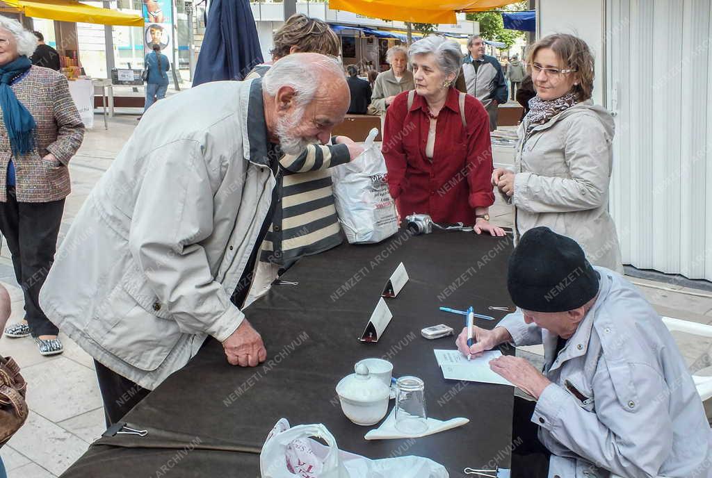 Kultúra - Budapest - Beöthy Tamás atya könyvét dedikálja