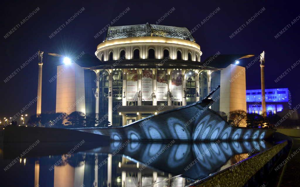 Épület - Budapest - A Nemzeti Színház díszkivilágításban