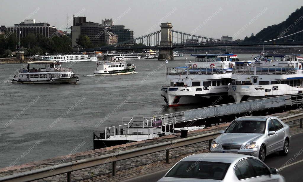 Közlekedés - Budapest - Személyhajó csúcsforgalom a Dunán