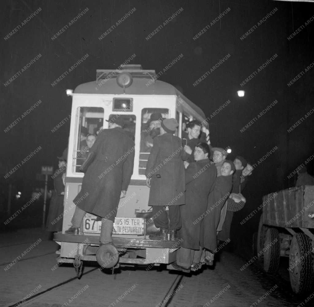 Városkép-életkép - Közlekedés - Csúcsforgalom a 67-es villamoson