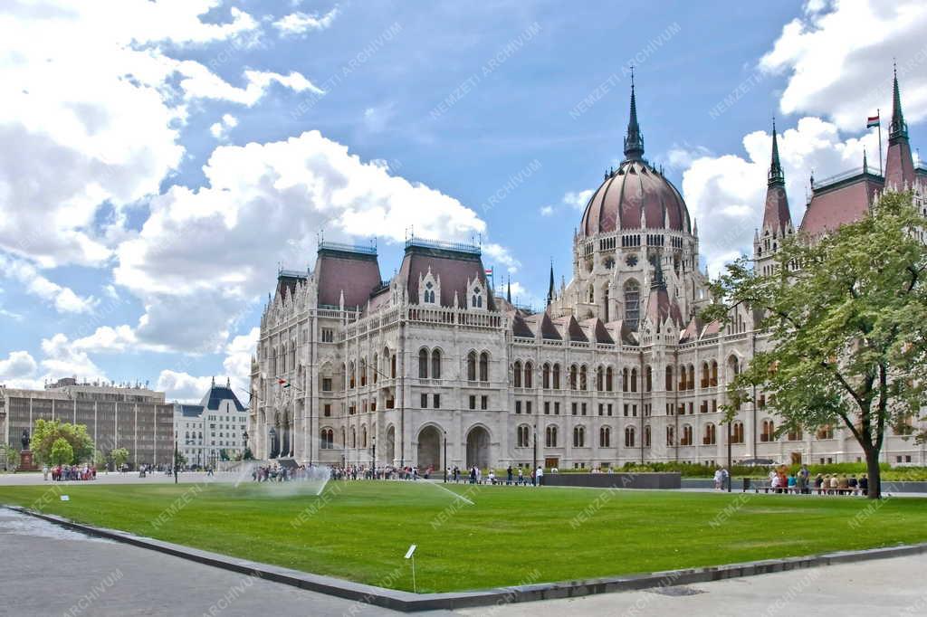 Épület - Budapest - A  Parlament felújított épülete