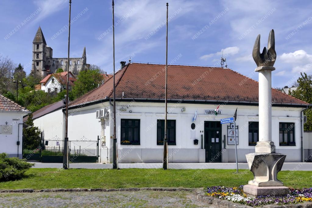 Városkép - Zsámbék - Városháza és a Zsámbék-Wettenberg emlékoszlop