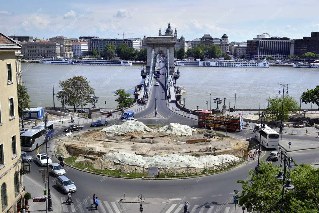 Közlekedés - Budapest - Alagút épül a Clark Ádám téren