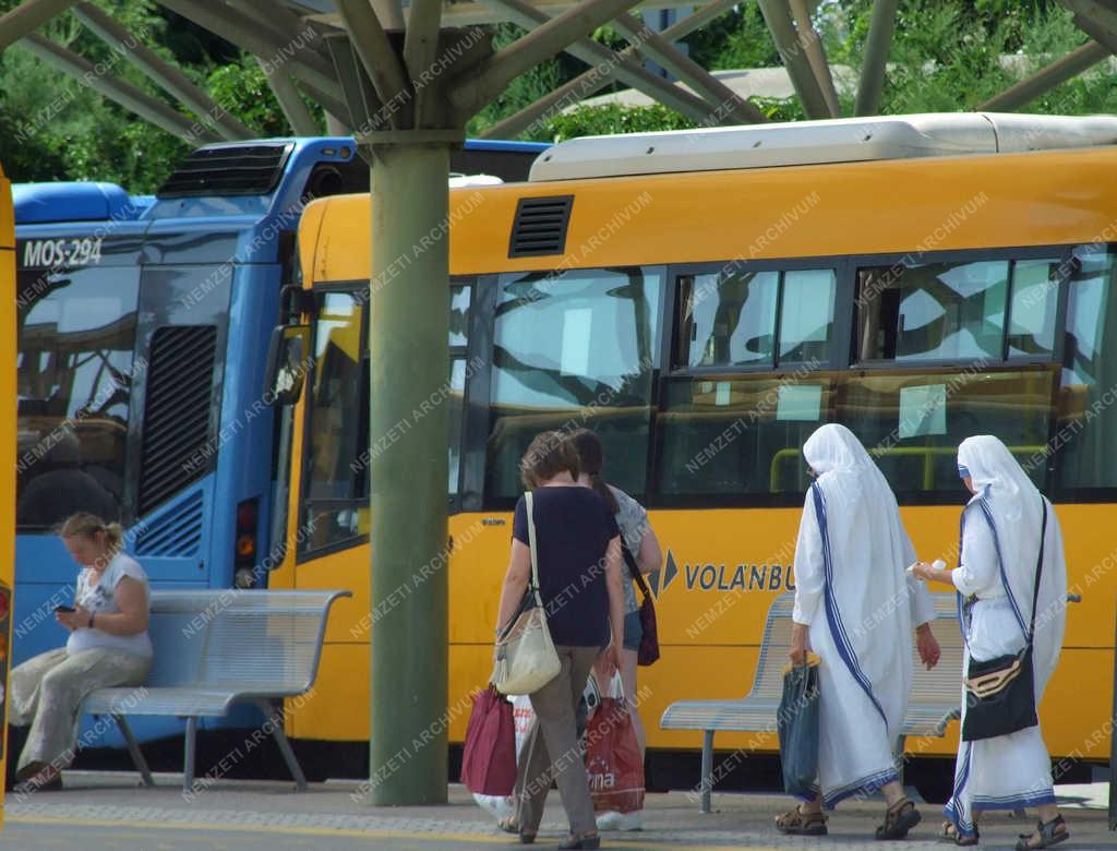 Közlekedés - Budapest - Utasok a Volánbusz Kelenföldi autóbusz-állomásán